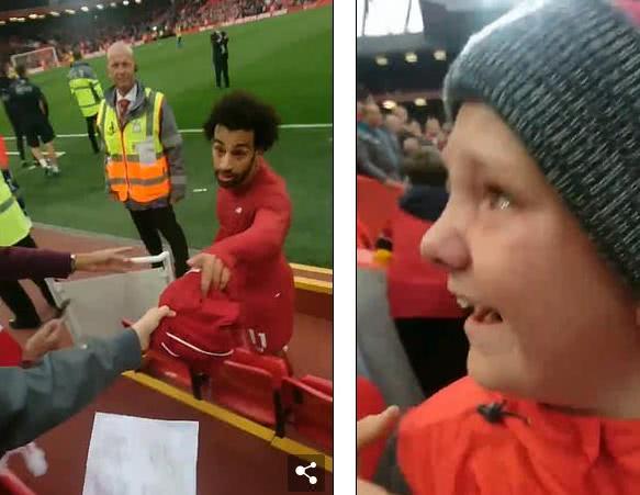 Mohamed Salah enviou uma pequena camiseta para o fã depois do jogo